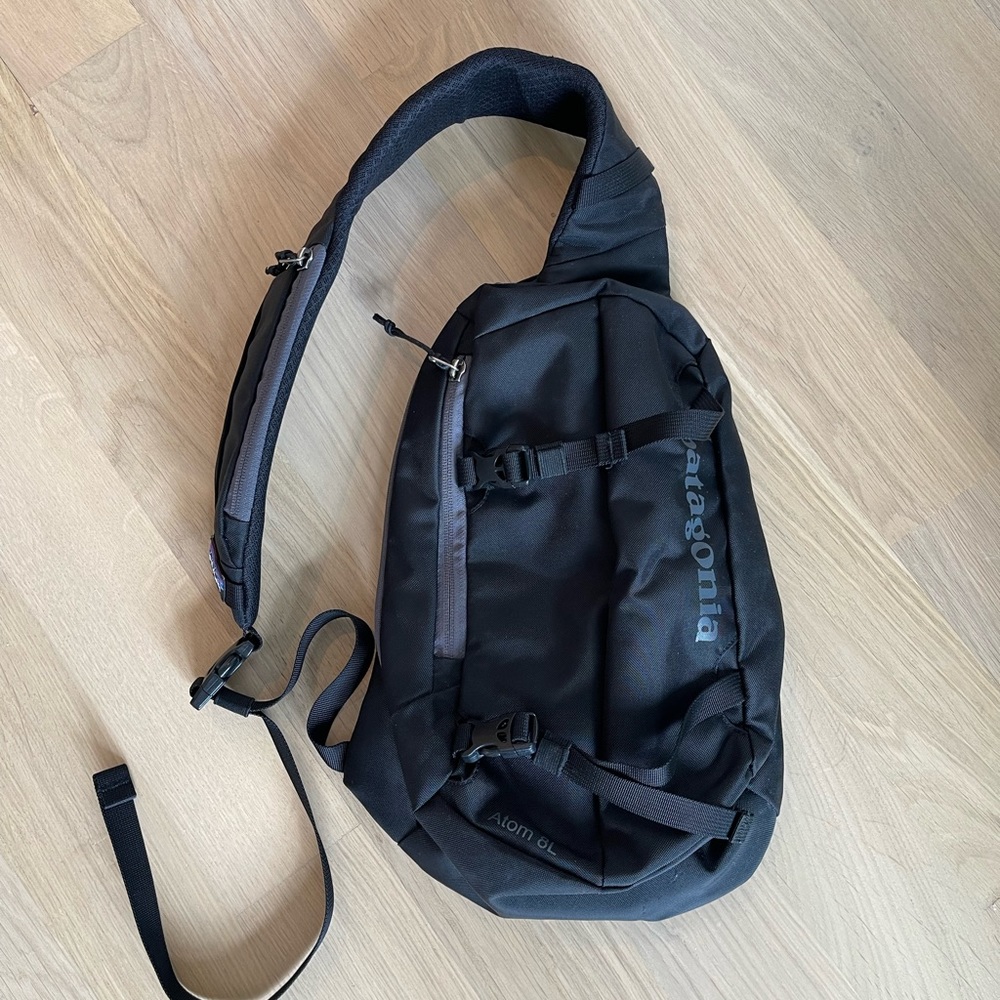 Patagonia Atom 8L sling bag black